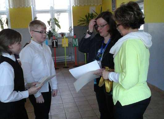 Nad poprawnoœci¹ wszystkich zadañ czuwa³o jury, któremu przewodniczy³ przedstawiciel Akademii Morskiej, dr hab. in. Artur Bejger.