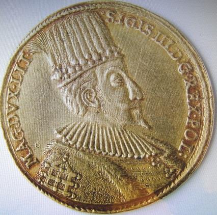 1588 Moneta w zbiorach Muzeum Narodowego w Krakowie M 88.1.01 R 7 Av: SIGIS:III D:G:REX POL:---MAG DVX LIT : Rv: PROX:HAERES REG:SVETIAE ETC ET FVTVRVS REX Tarcza