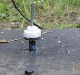 Experimental Studies of Blast Loaded Structure of Thin-Walled Tubes Drug grup bada stanowi eksperymenty z pojedynczym elementem energoch onnym i detonacj adunku w pewnej odleg o ci od niego (rys. 5a).