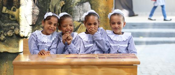 DZIĘKI WSPARCIU UE UNRWA ZAPEWNIA Kształcenie wysokiej jakości dla 0,5 mln dzieci Lepsze warunki życia dla najuboższych Każdego dnia około 500 tys.