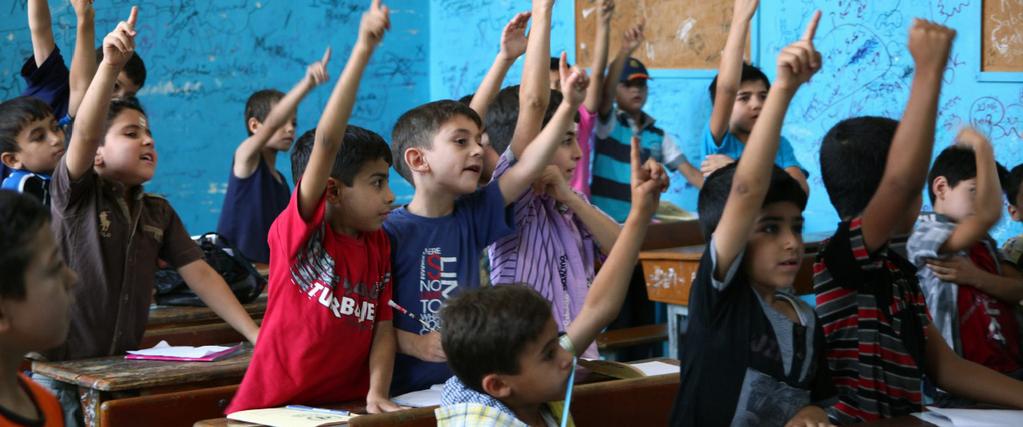 nagłych wypadkach. Mandat UNRWA jest odnawiany co trzy lata przez Zgromadzenie Ogólne ONZ UNRWA to instytucja wyjątkowa. Za pośrednictwem ponad 32 tys.