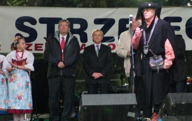 Dni Ziemi Strzeleckiej 2013 r. na scenie (w środku starosta Holic Ladislav Effenberk). Podczas Dni Ziemi Strzeleckich 2015 odbyło się jak każdego roku wiele imprez i wystaw.