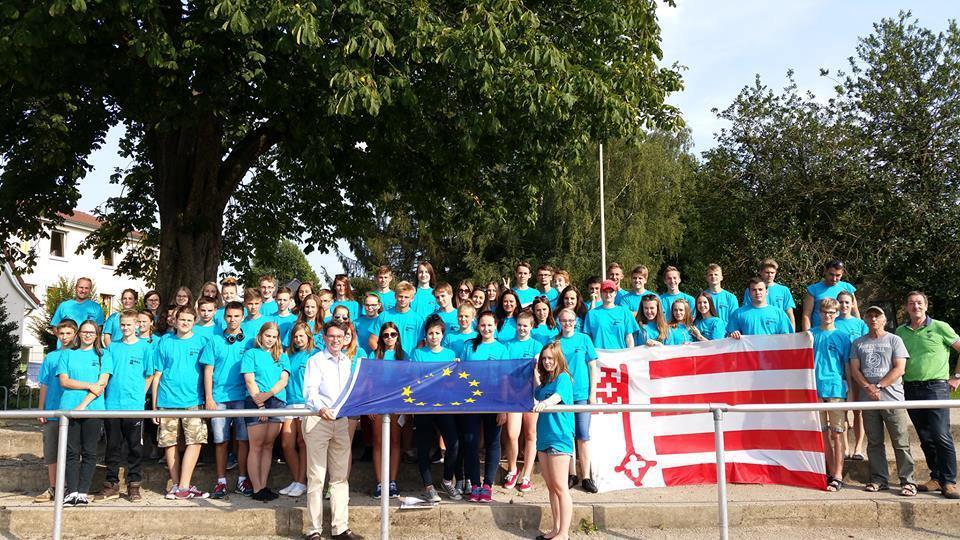 językiem angielskim, poznawali warsztat dziennikarza oraz wzbogacali swoje umiejętności artystyczno wokalne.