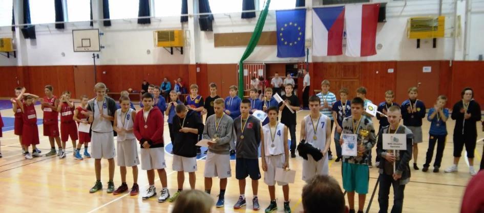 06) drużyna MOS Strzelce Opolskie składająca się z uczniów szkół podstawowych i gimnazjalnych gminy Strzelce Opolskie wzięła udział w 45 Międzynarodowym Turnieju Piłki Nożnej Viktoria Cup memoriał