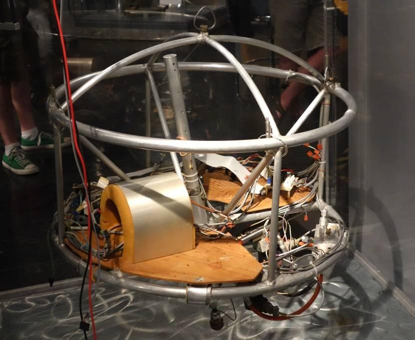 wikimedia.org Za waży pukt rozwoju robotyki ależy uzać robot Geghis [Siciliao 28] (rys. 1.4.) skostruoway w 1989r przez MIT Mobile Robotics Group. Był to robot kroczący, wzoroway a owadach.