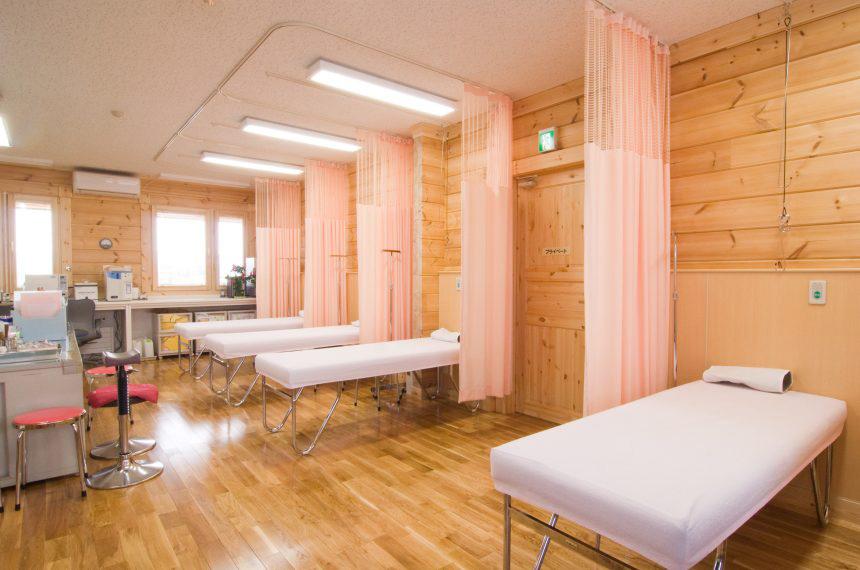 Szpital Hanamura / fot. HONKA Mikroklimat, jaki zapewniają domy z bali HONKA, jest także odpowiedni dla dzieci.