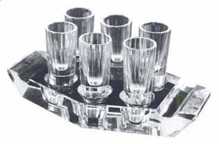 2007-2/118 Tafelservice aus Kristallglas, Karaffe und Kelche farbloses Glas, geschliffen Karaffe H. 28 cm, D. 4 / 5 cm Kelche H. 20,1 cm, D. 10 / 7,2 cm; H 19,8 cm, D. 6,4 / 6,6 cm Muster Nr.