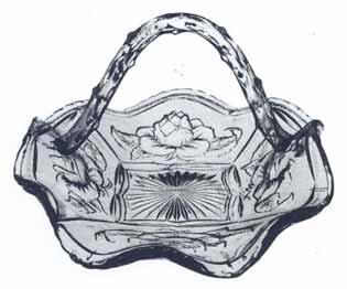 2007-2/120 Kleine Schale mit Rosenmotiv, Henkel hellrosa-farbenes Glas, gepresst, H. 11 cm, 16,5 x 13,5 cm [Koszyczek z motywem róży, szkło różowe przezroczyste; prasowanie] aus AK Kielce 2003, Kat.