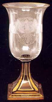 Abb. 2003-4/230 überarbeitet Kelchglas mit polnischem Wappen und Generalsepauletten farbloses Glas, geschliffen, Schwarzlotmalerei, geschnitten, vergoldet, H. 18,3 cm, D.