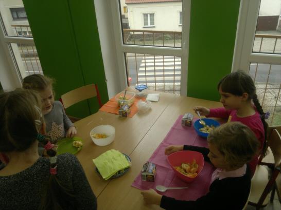 dobrze smakowały, owoce jabłka, pomarańcze, mandarynki banany, itp. pokrojone na mniejsze kawałki lub podzielone na cząstki, warzywa pomidory, ogórki, paprykę, marchewka, itp.