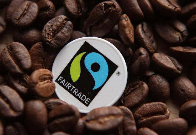 FAIR TRADE PRODUKTY FAIR TRADE - SPRAWIEDLIWY HANDEL Sprawiedliwy Handel jest zorganizowanym ruchem społecznym, który wykorzystuje podejście rynkowe, w celu poprawy sytuacji mieszkańców krajów