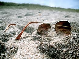 sunglasses - okulary przeciwsłoneczne ˈsənˌglæsɪz Since the 1940s sunglasses have been popular as a fashion accessory, especially on the beach.