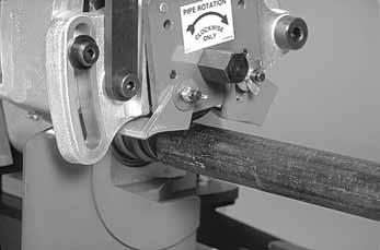 5. Wkręć aluminiowe pokrętło ogranicznika skoku do otworu z gwintem 3/8 16 UNC. 3. Operator powinien zająć pozycję po stronie nożnego wyłącznika bezpieczeństwa i ręcznie podtrzymywać rurę.