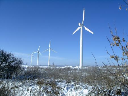 Energetyka wiatrowa Potencjał OZE w województwie lubelskim Farma wiatrowa w miejscowości Dęby gmina Lubycza Królewska moc 4x150kW realizacja: 2006 przyłączenie i sprzedaż energii do sieci SN w wyniku