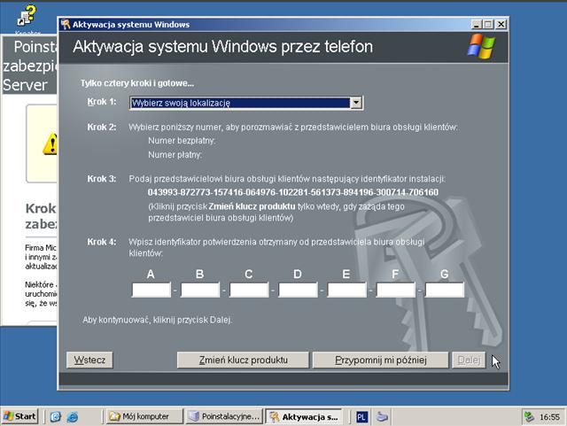 Ostatnie okno instalatora zawiera pytanie o środowisko sieciowe instalowanego serwera. W sieciach Microsoft komputery mogą pracować w dwóch typach sieci: grupach roboczych oraz domenach.