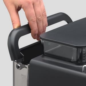 Pojemnik na wodę włożyć z powrotem, mocno docisnąć i zamknąć pokrywę. Otworzyć pokrywę pojemnika na kawę ziarnistą.