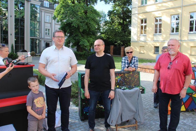 Data publikacji: 19.06.2016 Przez ostatni tydzień w całym mieście słychać było muzykę wykonywaną na pianinach ustawionych w różnych dzielnicach Kalisza.