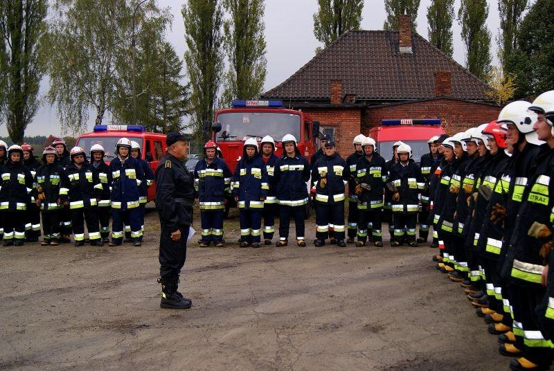 rozdzielił siły i środki na dane obiekty. Zabezpieczony został budynek administracyjny.