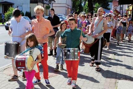 W Rodzinnym Parku Rozrywki Esplanada na ludowo wystąpili: karkonoska grupa folkowa Szyszak, zespół muzyki dawnej (średniowiecza i renesansu) ze Świeradowa Zdroju Rocal Fuza, znany poeta, bard i