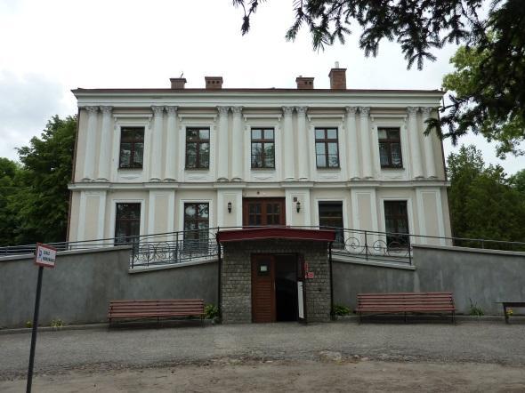 Rokocin Zespół dworsko-parkowy (dwór, park) Dwór został zbudowany w XIX w. Jest to ceglany, otynkowany budynek na kamiennym fundamencie.