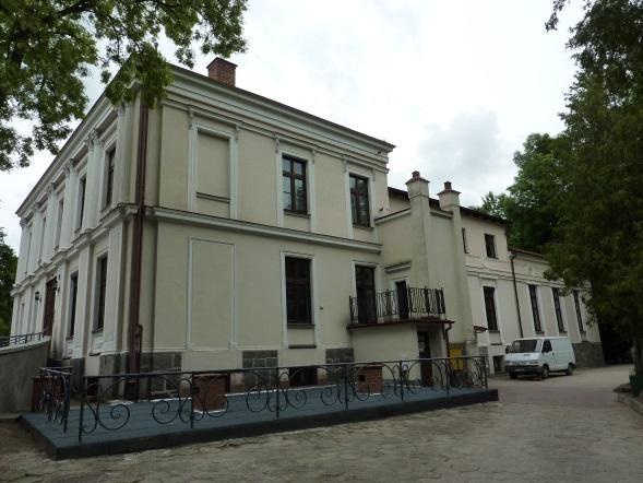 Park dworski Park dworski datowany jest na XIX w. Park tworzy starodrzew dębowy, świerkowy i tuje. Przez park biegną dobrze utrzymane alejki spacerowe z licznymi mostkami na przepływającym strumyku.