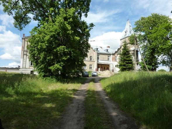 budynek zdobią liczne sztukaterie.