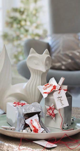 Wykończ każdą kokilkę Ferrero Rocher, a rozpakowywanie prezentów będzie słodkim przeżyciem. ZOSTA GWIAZDÑ W PAKOWANIU PREZENTÓW Zapakuj prezenty w srebrny lub biały papier ozdobny.