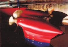 napędu gondolowego, w którym elektryczny silnik napędowy jest umieszczony w zewnętrznej podwodnej gondoli, podwieszonej do kadłuba statku w jego części rufowej (Rys. 17).