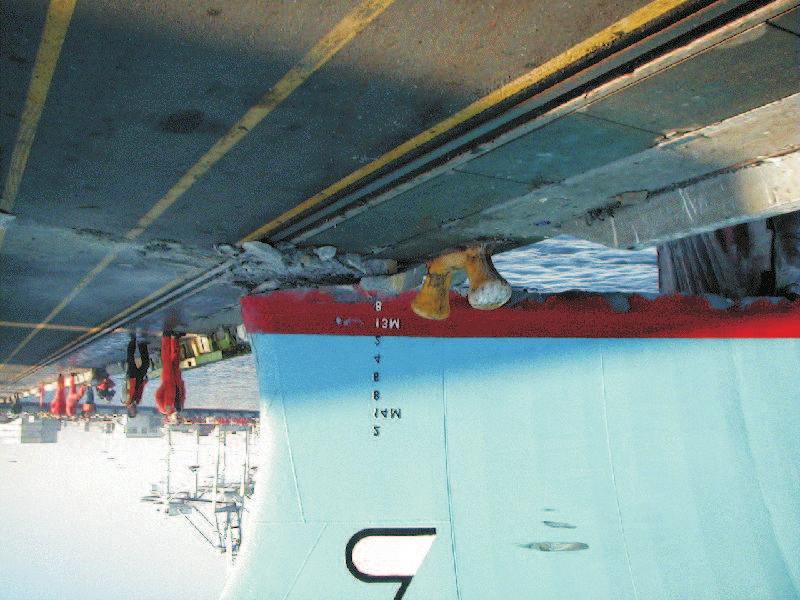 artykuł opublikowany w Inżynierii Morskiej i Geotechnice, nr 6/2010, str. 742 753 2 czynnik losowy (np. zerwanie liny holowniczej lub awaria silników napędowych). Rys. 2. Skutki czołowego uderzenia kontenerowca Maersk Tampa w nabrzeże Rys.