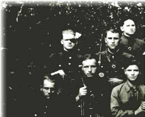 wydarzyło się w XX wieku 35 Ð Oddział Ireny ze zgrupowania Olecha, wiosna 1947 roku; w środku komendant Olech, z prawej jego zastępca Paweł Klikowicz Irena (zginął wkrótce po wykonaniu tego zdjęcia)