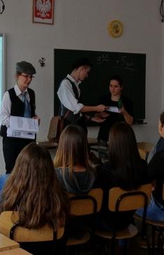 egzemplarz szkolnej gazetki "" Dochód za około 100 egzemplarzy