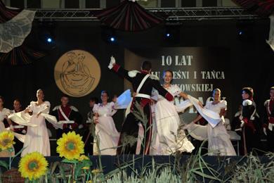 Fot. 12 Zespół Pieśni i Tańca Ziemi Łukowskiej,,Łukowiacy. Źródło:www.lukowiacy.pl Przy Łukowskim Ośrodku Kultury działa, oraz Towarzystwo Muzyczne im. A. Próchniewicza.
