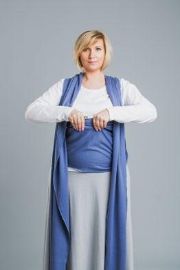 Stretchy wraps can be used from the day one till your baby is 10 kg. WIĄZANIE PODSTAWOWE BASIC CARRY Znajdź środek chusty, nałóż ją na swoją klatkę piersiową i poprowadź poły chusty do tyłu.