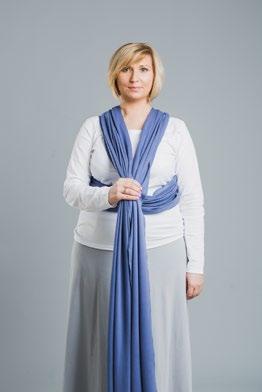 Złap obie poły chusty i przełóż oba końce pod znajdującym się na