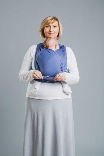 Rozciągnij ten pas materiału na pleckach dziecka.