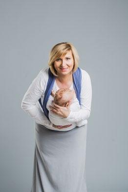 Odchyl pas wewnętrzny podtrzymując jednocześnie dziecko. Securely holding your baby all the time, follow the same step for the other strap.