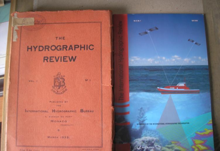 Fot. Fotografia pierwszego i ostatniego numeru The Hydrographic Review; (HN).