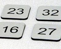 Kolory tabliczek i szyldów wg wzoru. Komplet zawiera 62 tabliczki o wymiarach ~12x5cm. Szczegóły dotyczące napisów do ustalenia z Zamawiającym.