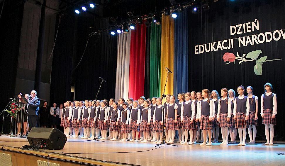 Uroczystości w regionie ostrołęckim Podczas gali, która odbyła się 13 października w Ostrołęckim Centrum Kultury kilkudziesięciu pedagogom wręczono nagrody Prezydenta Miasta.