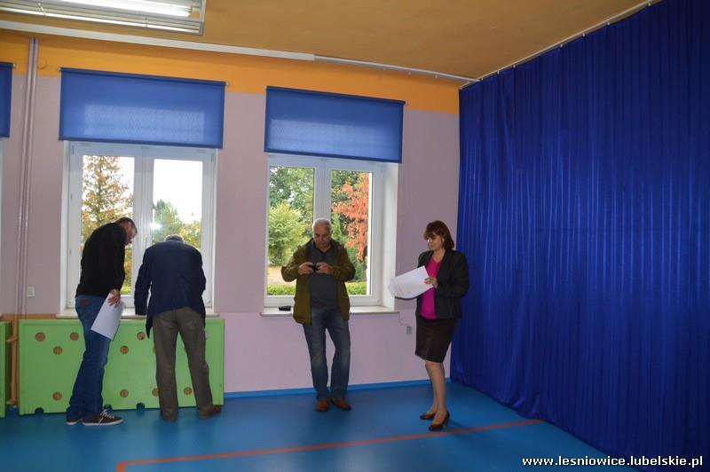 zakończona W dniu 7 wrzśnia 2015 r dokonano odbioru końcowgo zadania: Wykonani wymiany podłóg w salach gimnastycznych w Szkol Podstawowj w Lśniowicach oraz Szkol Podstawowj w Trsini Komisja dokonała