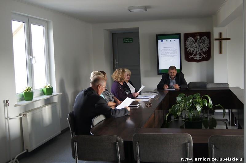 Skrtarz, Pan Stfan Prokop Członk, Pani Małgorzata Hałaj Członk, Ks Jacnty Sołtys Członk Podczas posidznia opiniowano równiż wnioski o wydani zzwolnia na sprzdaż napojów alkoholowych oraz zapoznano