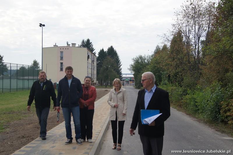 Lśniowicach W dniu 10 wrzśnia 2015 r odbył się odbiór końcowy chodnika przy drodz dojazdowj do Szkoły Podstawowj w Lśniowicach Oddany do użytku chodnik ma długość 220 m i wykonany został z kostki