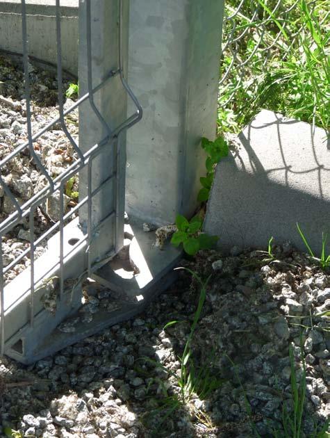Rys. 17 Proponowany system samozamykacza w furtce. Widoczny dolny zawias większego skrzydła furtki, który pozwala na bezpieczne samozamknięcie skrzydła pod naporem pionowym własnego ciężaru.
