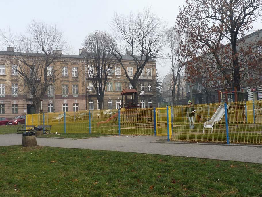 1 Stan aktualny na listopad 2011 plac zabaw - urządzenia na placu zabaw (widok wewnątrz ogrodzenia, w kierunku południowym).