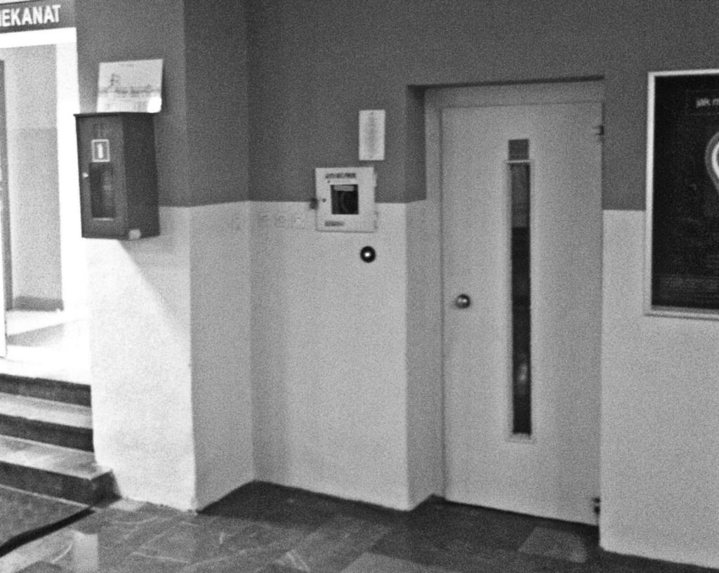 Fot. 2. Dźwig D2. Poziom podstawowy Dźwig elektryczny zainstalowany w szybie, jest obecnie czynny. Otwór drzwiowy w świetle ościeży ma wymiar ok. 98x208cm.