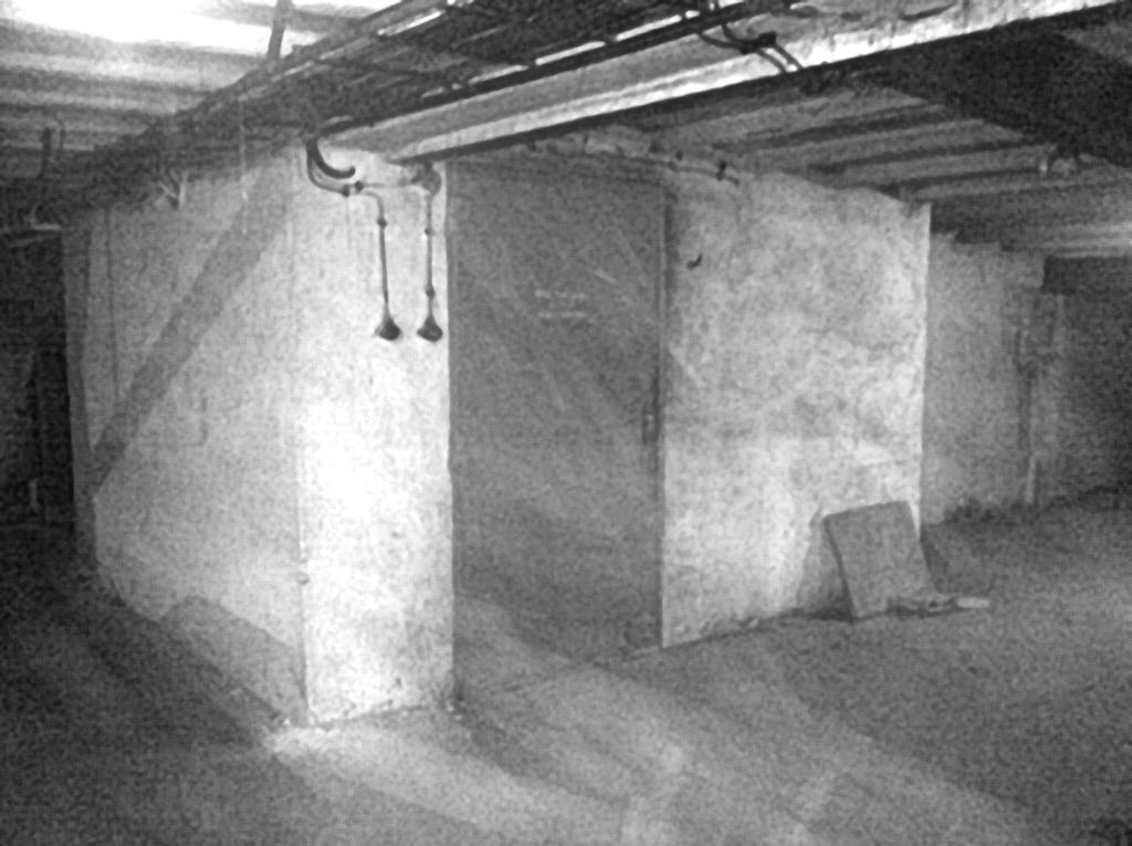 fot. 3. Maszynownia dźwigu D-2. Na płycie stropowej nad szybem wykonany jest żelbetowy fundament pod silnik dźwigu, o wymiarach w rzucie 0,90x0,25m i wysokości ok. 0,45m powyżej posadzki.