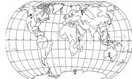 4.1 Zaznacz poprawne dokończenie zdania. Przedstawione na fotografii miejsce obserwacji położone jest A. na zwrotniku Raka B. w umiarkowanej szerokości geograficznej C. na biegunie południowym D.