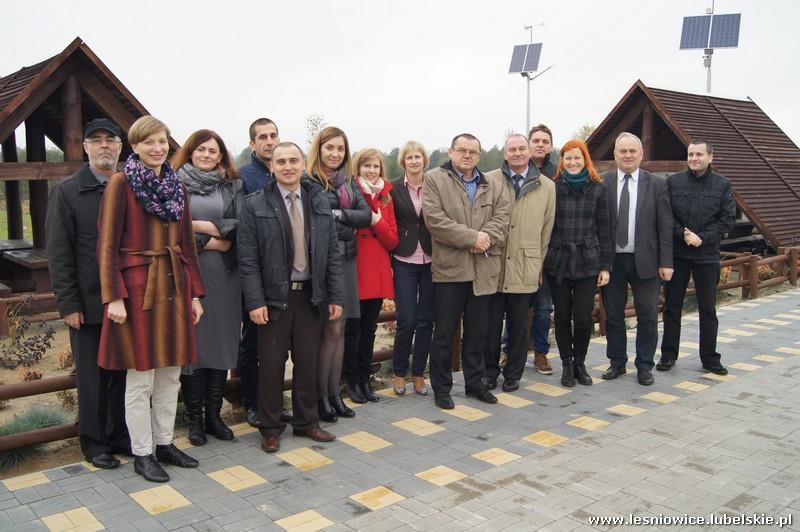 Pana Wiesława Radzięciaka Wójta Gminy Leśniowice. Podczas spotkania dyrektorzy przedstawili informacje na temat liczby dzieci dowożonych, przygotowania szkół do zimy oraz polis ubezpieczonych uczniów.