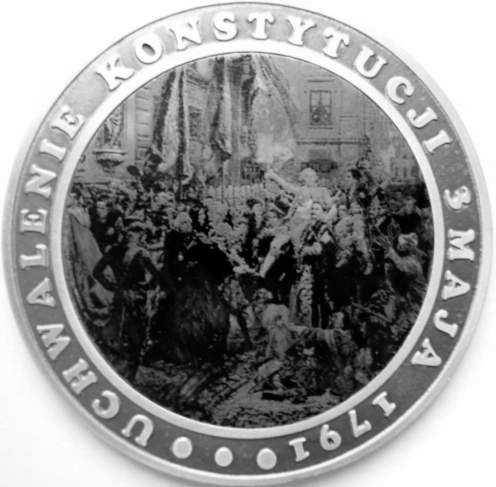21 Wreszcie na płytce o wymiarach 111 x 46 mm metodą wytrawiania sporządzono półpostać Stanisława Augusta na tle sali, w której uchwalono Konstytucję 3-go