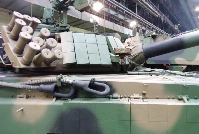 Pancerz zasadniczy polskich PT-91, identyczny z T-72M1, uzupełniony jest polskim pancerzem reaktywnym ERAWA-1 i ERAWA-2. Jest to obecnie osłona niewystarczająca. (Fot. BK/WiT).